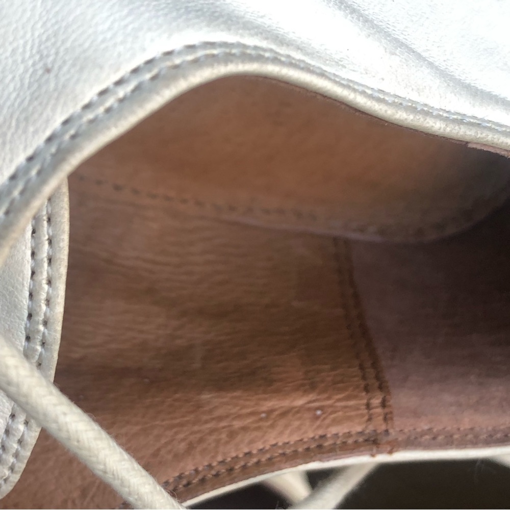FRYE - Picture 15 of 16